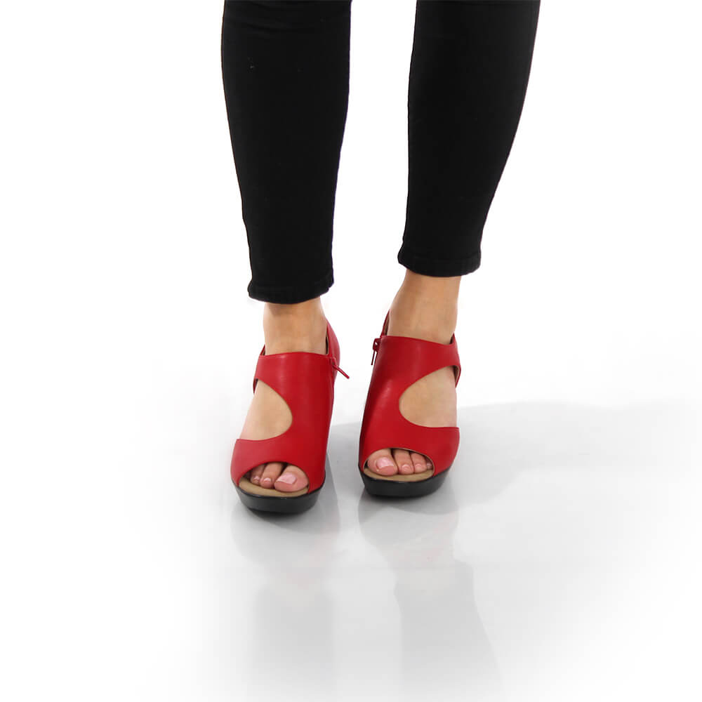 סנדלי פלטפורמה בעיצוב בועה א-סימטרי