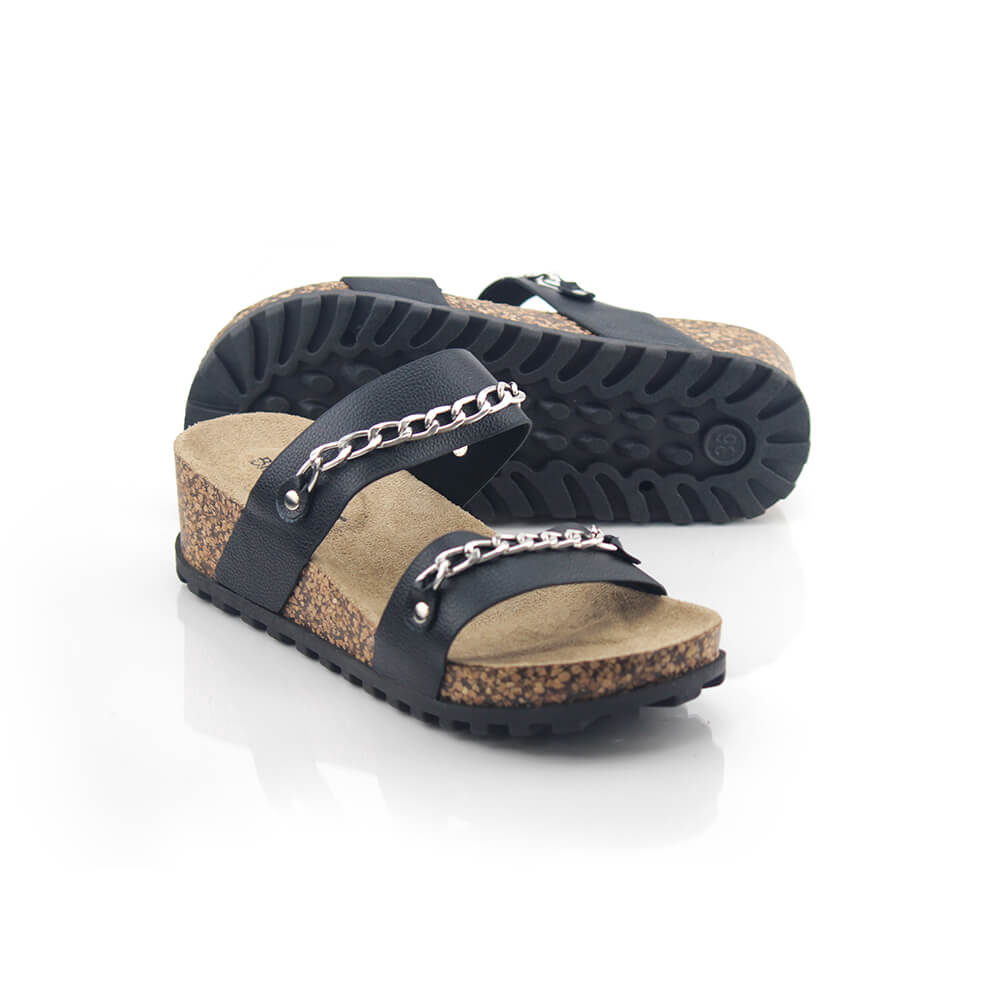 כפכפי דיטייל כסוף על פלטפורמה