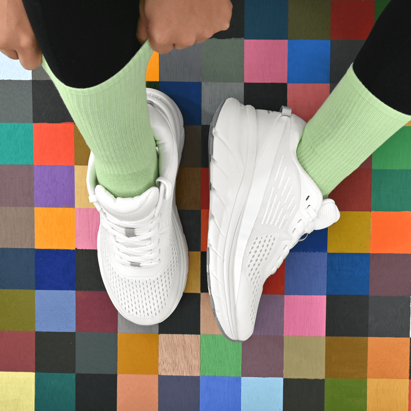 נעלי ספורט קלילות עם שרוכים בצבע לבן