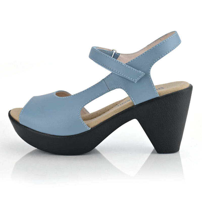 סנדלים California בצבע תכלת