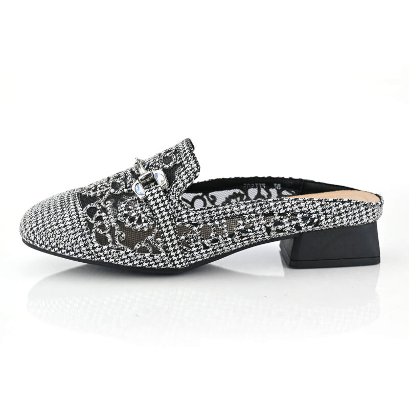 כפכפי Oakridge בצבע שחור ולבן